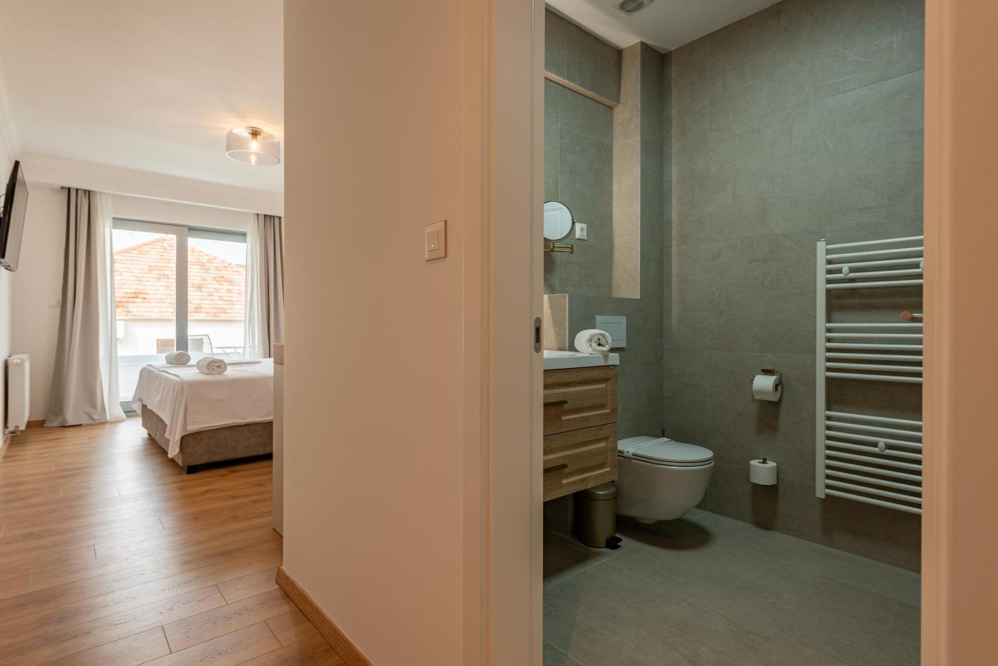 Rooms & Apartments Niko Sukosan Ngoại thất bức ảnh